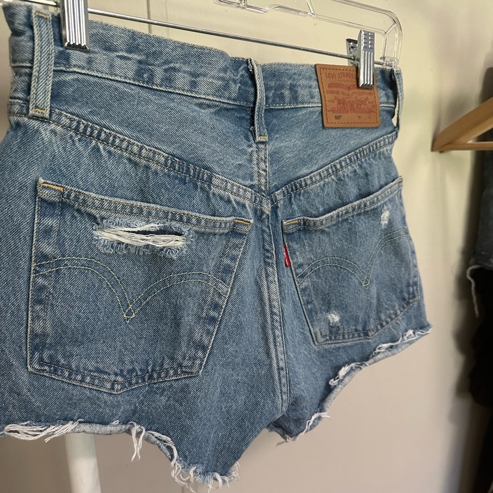 Levi’s Women’s 501 High Waisted Distressed Denim Shorts Medium Wash 28” waist - Picture 5 of 10